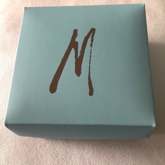 NIB Gorgeous Earrings by Marciano - Picture 6 of 6